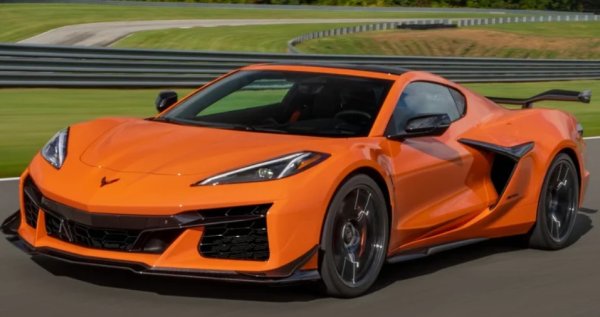 Откакто Chevrolet представи първия по рода си Corvette със средно разположен двигател през 2020 г., гамата продължава да учудва с уникалните си предложения. За моделната година 2024 Chevrolet предлага три варианта на Corvette: Stingray, E-Ray и високопроизводителния Z06. Базовият Corvette Stingray е много способен благодарение на своя LT2 V8 с 495 к.с. мотор. Това помага на Stingray да се ускори почти до стотака за 2,9 секунди и да достигне максимална скорост на писта от 312 км/ч. По-скъпият Corvette Z06, който се предлага като купе или кабриолет, може да се похвали с по-добра производителност благодарение на 5,5-литровия V8 двигател с 670 к.с. и 460 lb-ft.

Този мотор работи с осемстепенна автоматична трансмисия с двоен съединител, задвижваща задните колела. Резултатът е по-бърз спринт по американския стандарт (96,56) за 2,6 секунди. В допълнение идват по-широки гуми за повече сцепление, преден сплитер, заден спойлер и по-спортно окачване. Chevrolet предлага и опционален пакет Z07 Performance с допълнителни функции като джанти от въглеродни влакна, карбоново-керамични спирачки Brembo, по-добри гуми и аеропакет от въглеродни влакна.